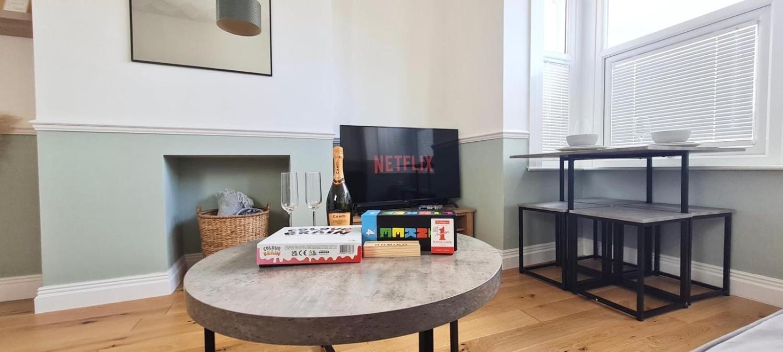 Westcliff-On-Sea Modern 2 Bedroom Apartment - Free Parking Southend-on-Sea Esterno foto