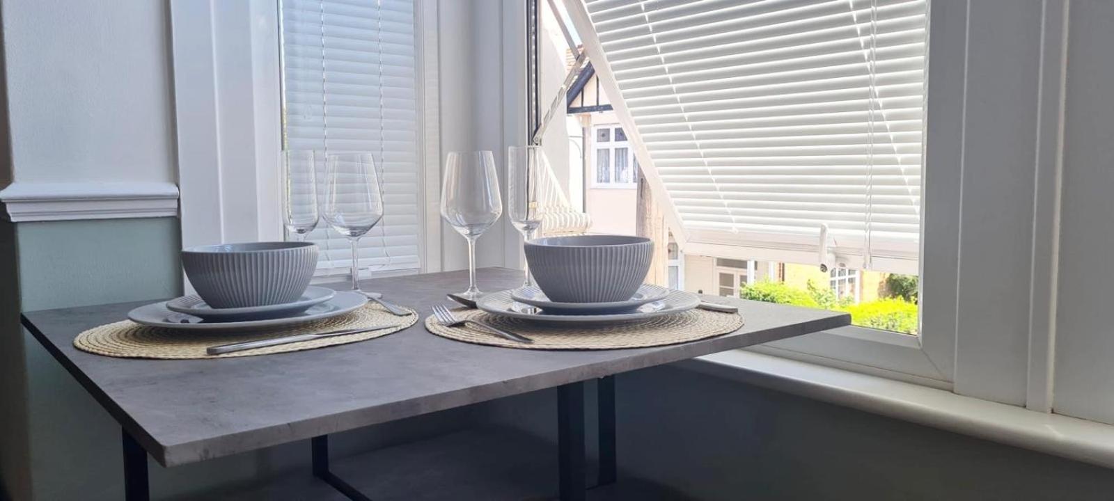 Westcliff-On-Sea Modern 2 Bedroom Apartment - Free Parking Southend-on-Sea Esterno foto