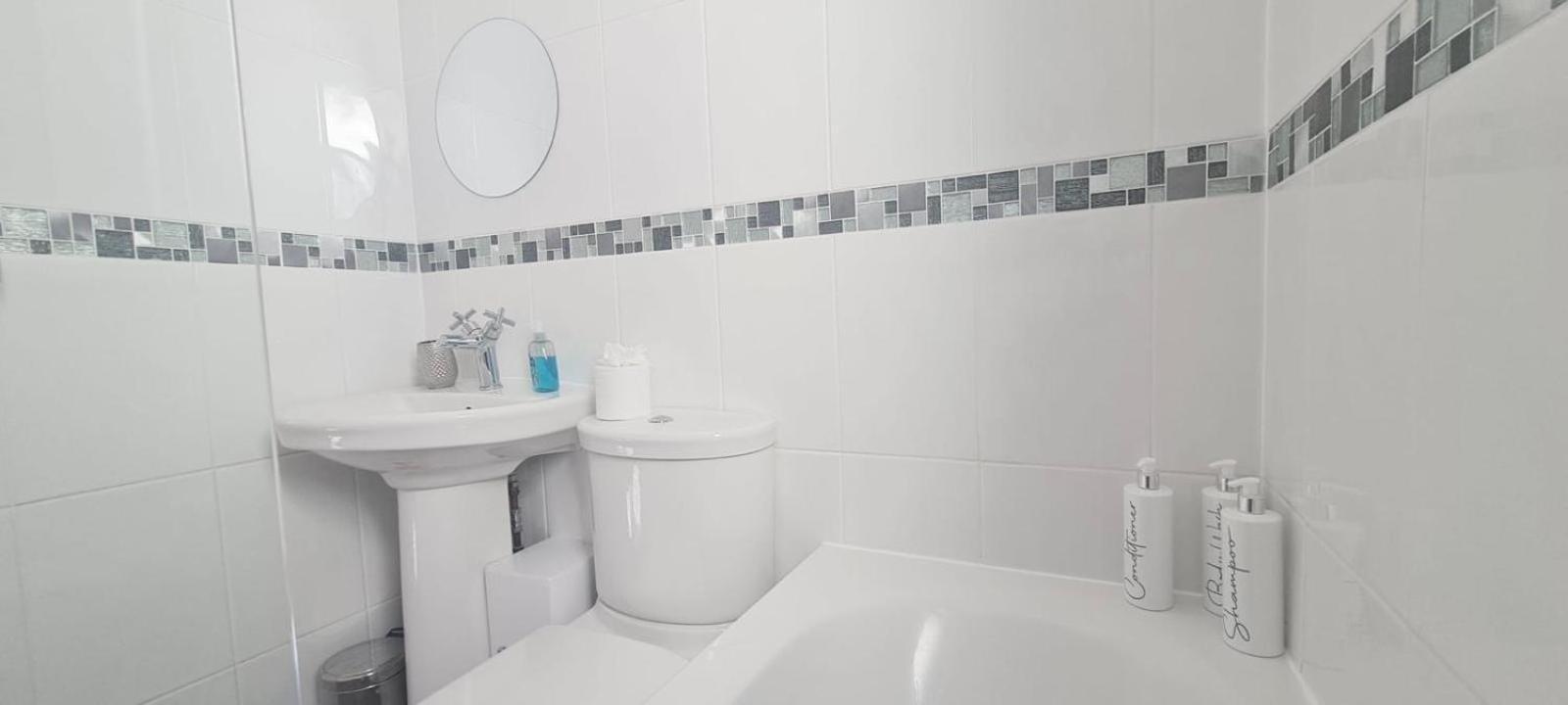 Westcliff-On-Sea Modern 2 Bedroom Apartment - Free Parking Southend-on-Sea Esterno foto