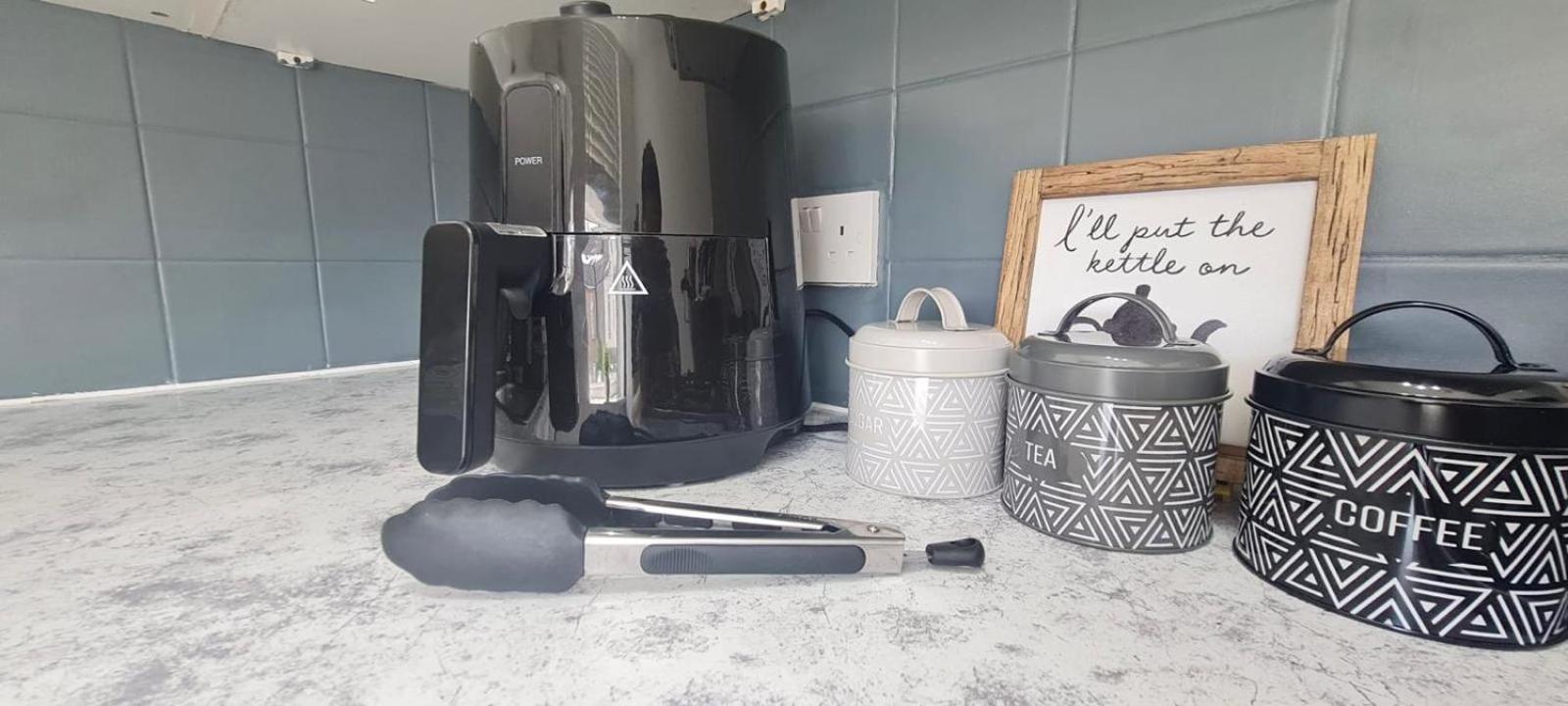 Westcliff-On-Sea Modern 2 Bedroom Apartment - Free Parking Southend-on-Sea Esterno foto
