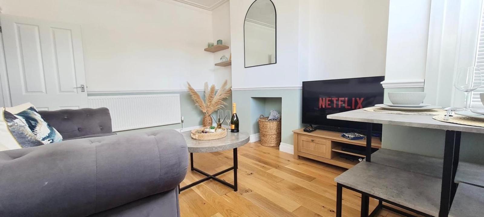 Westcliff-On-Sea Modern 2 Bedroom Apartment - Free Parking Southend-on-Sea Esterno foto
