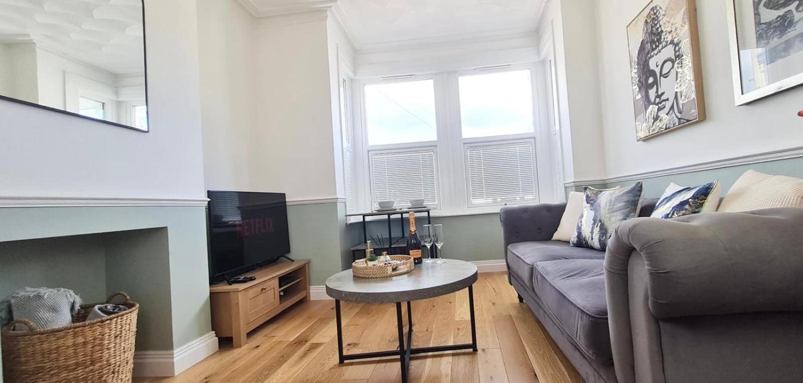 Westcliff-On-Sea Modern 2 Bedroom Apartment - Free Parking Southend-on-Sea Esterno foto