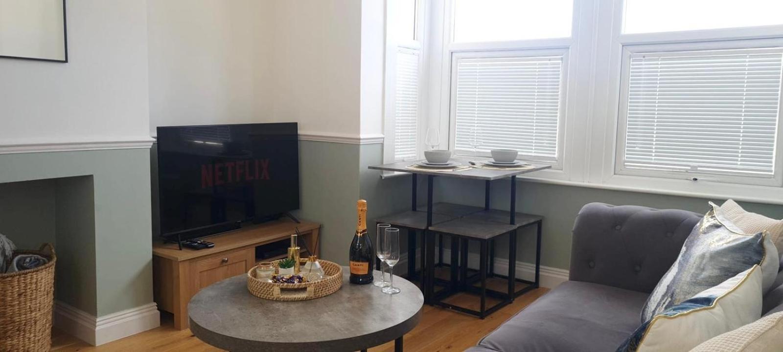 Westcliff-On-Sea Modern 2 Bedroom Apartment - Free Parking Southend-on-Sea Esterno foto