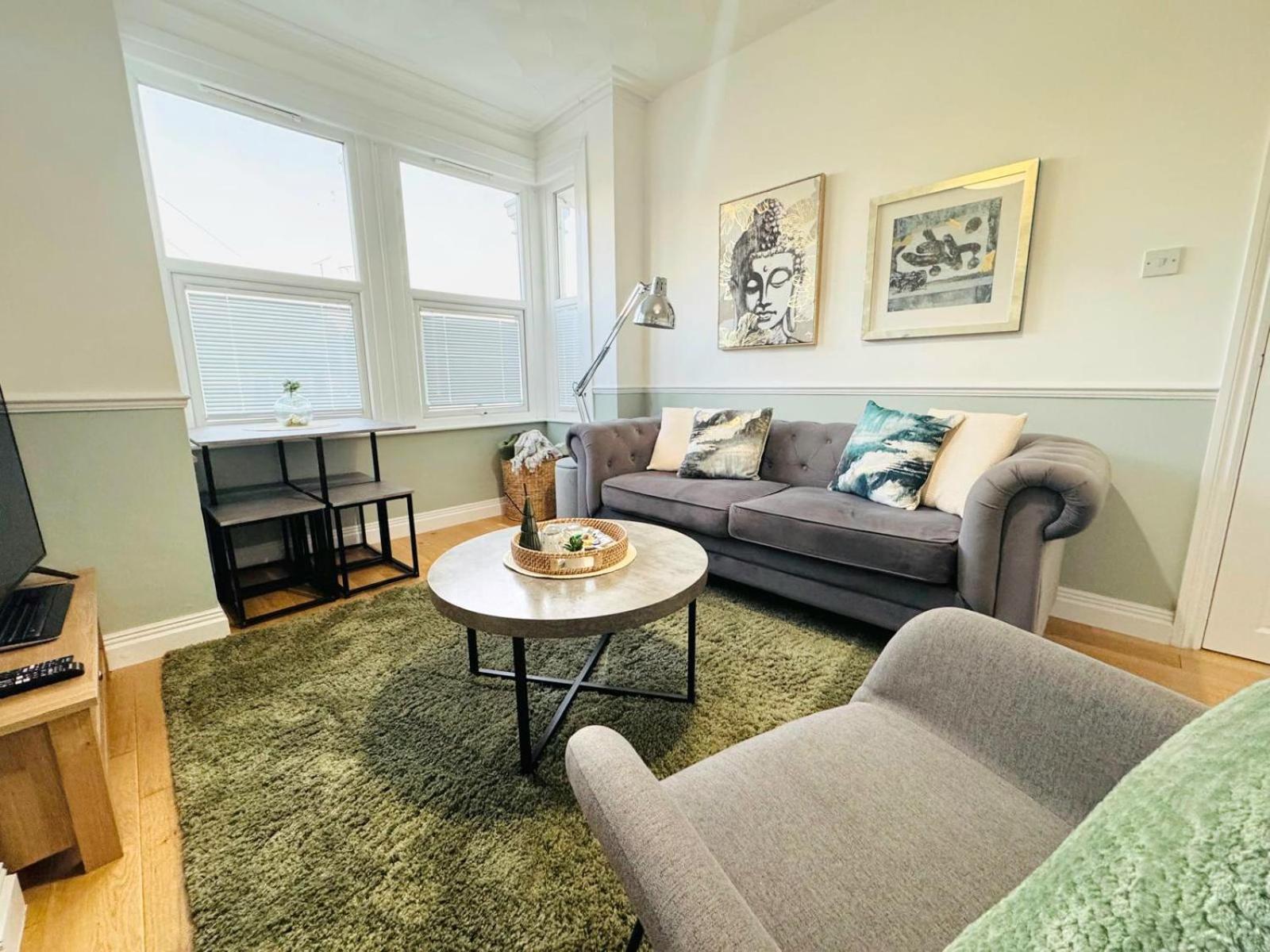Westcliff-On-Sea Modern 2 Bedroom Apartment - Free Parking Southend-on-Sea Esterno foto